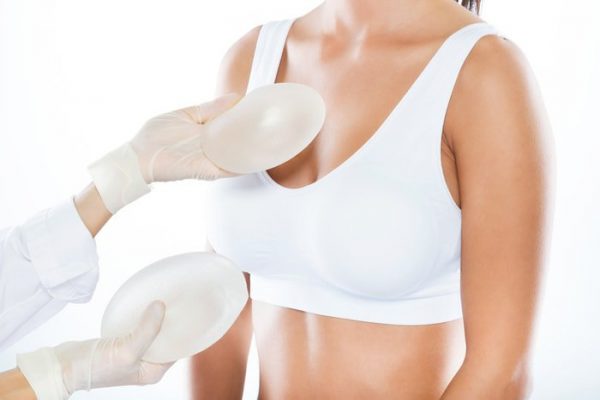 Nâng ngực nội soi là thủ thuật làm tăng thể tích của ngực bằng cách đặt túi độn qua ngã nội soi